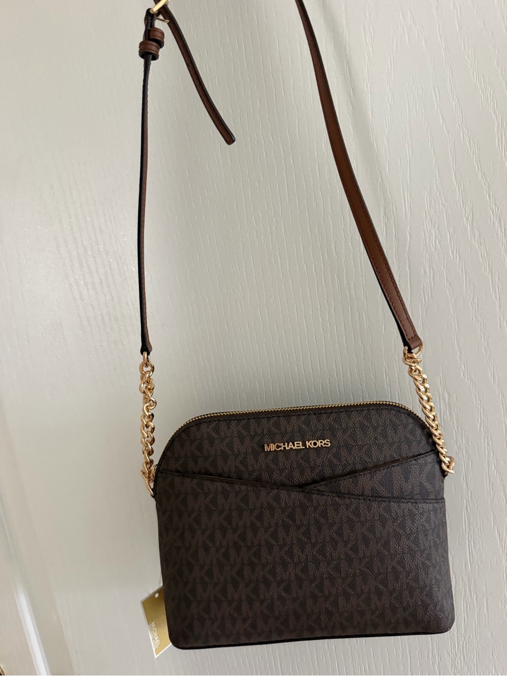 New Jet Set Travel Medium Logo Dome Crossbody Bag